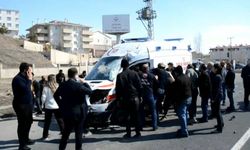 Erzincan'da tır ile ambulans çarpıştı, 2 sağlık çalışanı yaralı