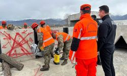 Erzincan'da Yaralı Tahliye ve Çadır Kurma Yarışı Düzenleniyor