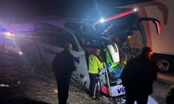 Erzincan'da yolcu otobüsü bariyerlere çarparak yoldan çıktı