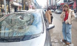 Erzurum'da Çatıdan Düşen Kar ve Buz Kütleleri Tehlike Oluşturuyor