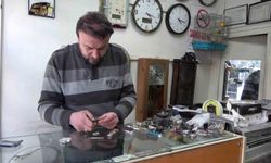 Esnaf, Saatleri 04.17'ye Ayarlayarak Depremi Unutturmuyor