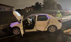Eyüpsultan'da otomobil bariyerlere çarptı: 3 yaralı