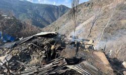 Feke'de bir evde çıkan yangın, yapıyı kullanılamaz hale getirdi