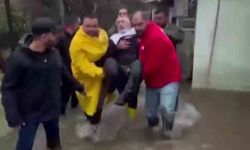 Felçli Adamın Su Bastığı Evine Kızılay Ekipleri Yardım Etti