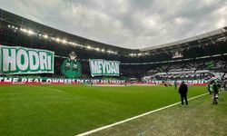 Futbolcu olamadılar ama pankartlarıyla tribünleri süslüyorlar