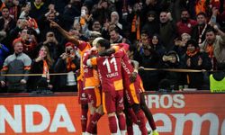 Galatasaray, en yakın rakiplerine 7 puan farkla liderliği sürdürüyor