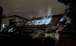 Gece vakti müstakil evde meydana gelen yangın, itfaiye tarafından söndürüldü