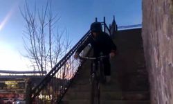 Gençlerin bisikletle merdivenlerdeki etkileyici gösterisi