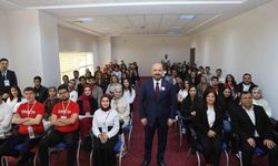 Gençlerle Tecrübelerini Paylaşan İl Sağlık Müdürü Nacar