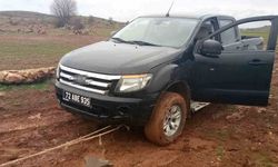 Gercüş'te çamura saplanan araca Özel İdare ekipleri müdahale etti