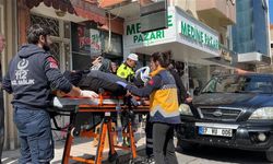 Geri manevra yapan sürücü, kaldırımda oturan yaşlı kadına çarptıktan sonra sitemle karşılaştı