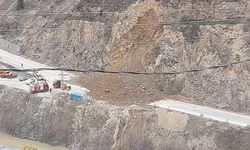 Gümüşhane-Giresun yolunda toprak kayması