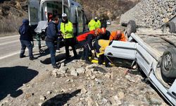 Gümüşhane'de otomobil devrildi: 2 kişi yaralandı