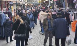 Güneşli havadan yararlanan halk çarşıya akın etti
