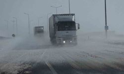 Güzeldere Geçidi'nde Tipi Trafiği Olumsuz Etkiliyor