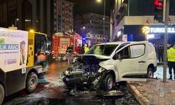 Hafif ticari araç ile otomobil çarpıştı: İki yaralı