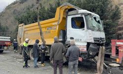 Hafriyat aracı refüjdeki elektrik direğine çarptı, sürücü yaralı