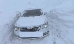 Hakkari'de 3 bin metrelik zirvede mahsur kalanlar kurtarıldı