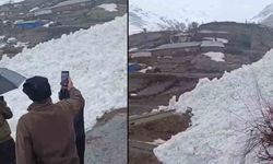 Hakkari'de çığ, evleri teğet geçti