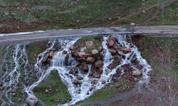 Hakkari'de Yolda Su Kaynağı Ortaya Çıktı