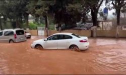 Hatay'da Sağanak Yağışlar Etkili Oldu: Yollar Suyla Dolu, Otoparklar Su Bastı