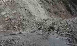 Heyelan, köy yolunu trafiğe kapattı