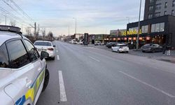 İki araç ve bir tramvayın karıştığı trafik kazasında 2 kişi yaralandı