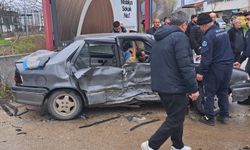 İki aracın çarpıştığı kazada 4 çocukla birlikte 9 kişi yaralandı