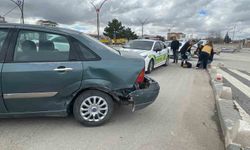 İki otomobilin çarpışma anı kaydedildi: 1 kişi yaralı