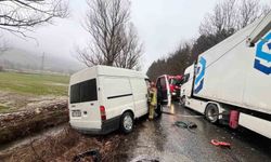 İzmir'de otomobil ile tır çarpışması: İki kişi yaralandı