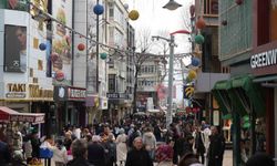İzmit'te Bayram Alışverişi Yoğunluğu: Caddelerde Yürümek Mümkün Değil
