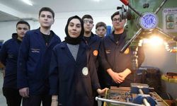 Kadın öğretmen, torna tezgahında öğrencilerine üretim becerileri kazandırıyor