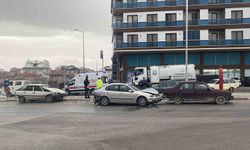 Karaman'da üç aracın karıştığı zincirleme trafik kazasında bir kişi yaralandı