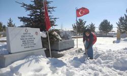 Karla örtülen şehitlikte temizlik çalışması gerçekleştirildi