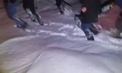 Kars'ta 85 Yaşındaki Kadın, Karla Kaplı Yolda Leğenle Ambulansa Taşındı