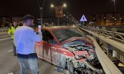 Kayseri'de Otomobil Bariyerlere Çarptı