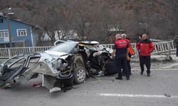 Kaza Sonrası Hurdaya Dönüşen Araçta 3 Kişi Yaralandı: Biri Bebek