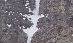 Kemaliye'de Doğal Kar Şelalesi Görüntülendi