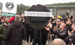 Kocaelispor taraftarları, TFF binası önünde siyah çelenk bıraktı