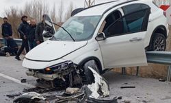 Kontrolden Çıkan Araç Bariyerlerde Asılı Kaldı: 4 Kişi Yaralandı