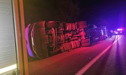 Kontrolden Çıkan TIR Devrildi, Şans Eseri Yaralanan Olmadı