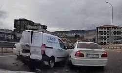 Kontrolü kaybeden araç, önündeki 4 araca çarptı: O anlar kaydedildi