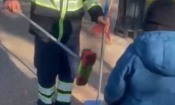 Küçük oğlu ile birlikte çalışan temizlik görevlisi herkesi etkiledi