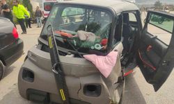 Kuşadası'nda elektrikli araç ile otomobil çarpıştı: 4 kişi yaralandı