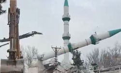 Malatya'da deprem nedeniyle hasar gören cami kontrollü şekilde yıkıma uğradı