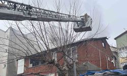 Maltepe'de endişe veren çatı yangını: 2 kişi kurtarıldı