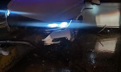 Mardin'de otomobilin refüje çarpması sonucu 2 kişi yaralandı