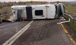 Mazıdağı ile Derik arasında minibüs devrildi