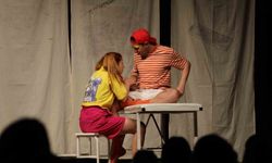 Menteşe Belediyesi Tiyatrosu, 'Çocuk Parkı Yaraları' ile Fethiye'de sahne aldı