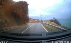 Mersin-Antalya Karayolu'nda Heyelan Anı Araç Kamerasında Görüntülendi